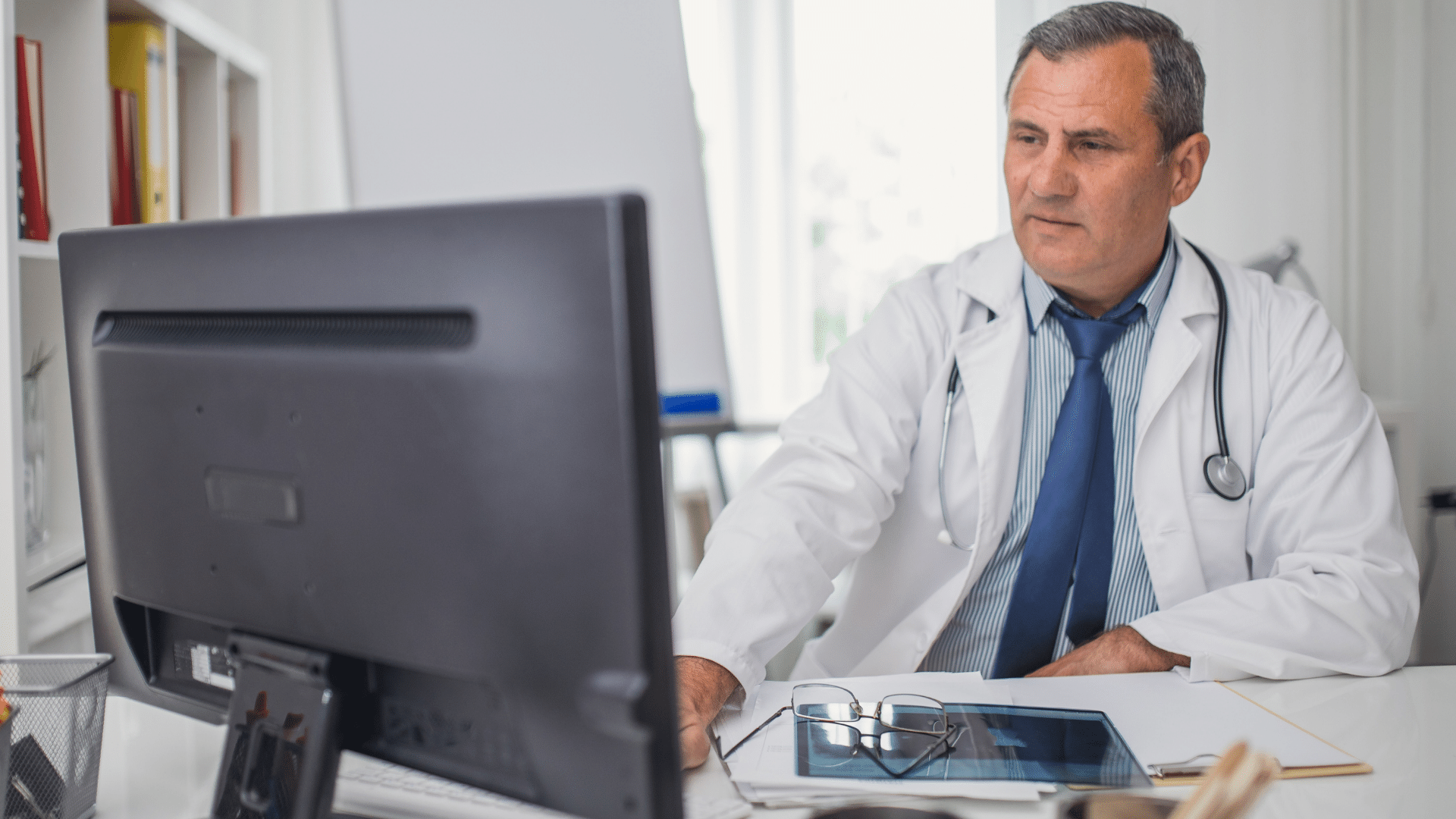 ¿Por qué los médicos envían faxes en lugar de correos electrónicos?