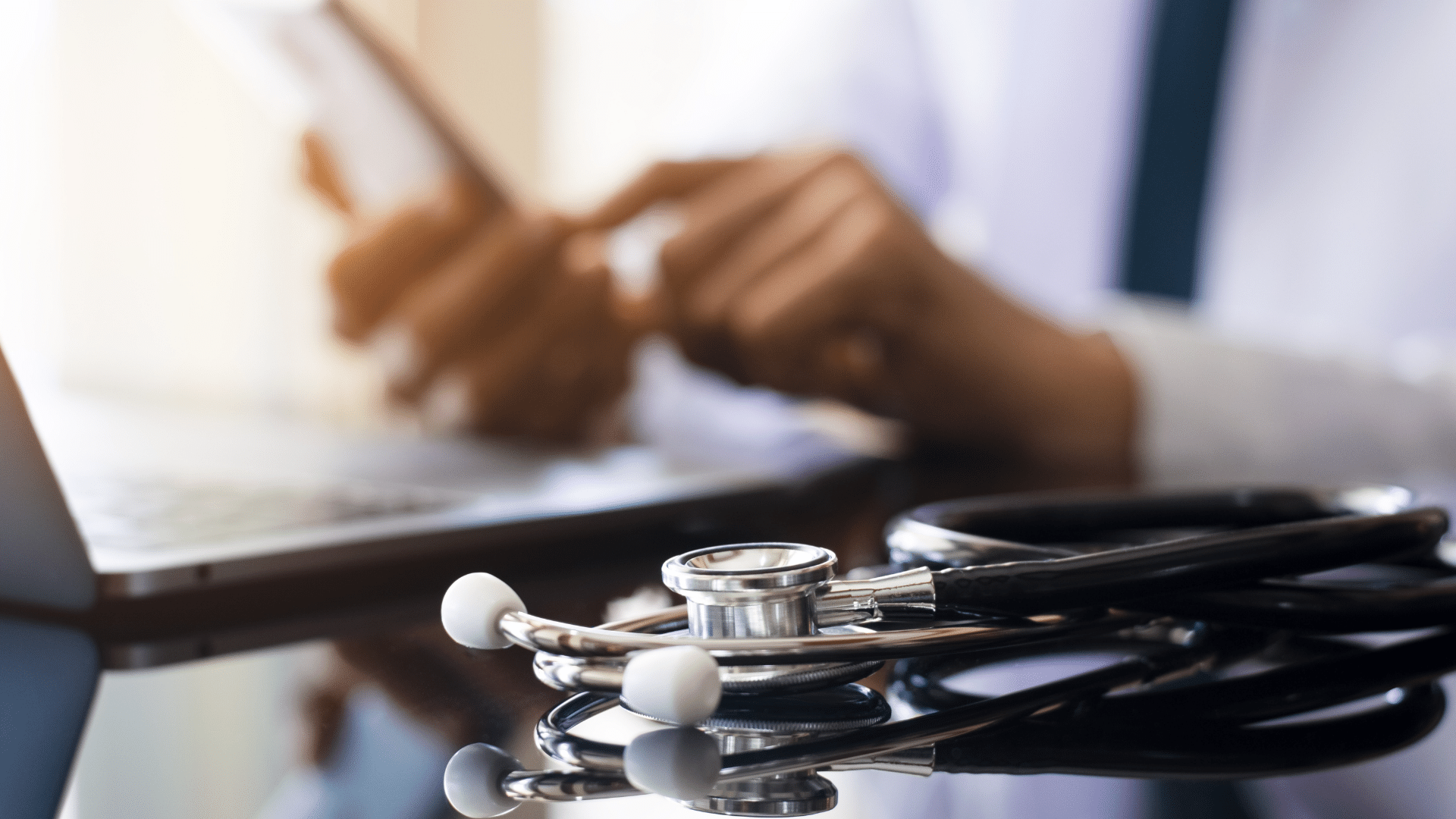 ¿Por qué los médicos envían faxes en lugar de correos electrónicos?